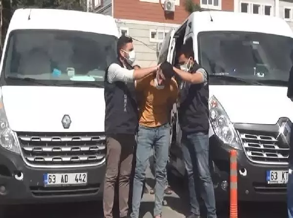 Son dakika: ŞANLIURFA'DA 2 POLİSİ SİLAHLA YARALAYAN 3 KİŞİ YAKALANDI Son dakika: ŞANLIURFA'DA 2 POLİSİ SİLAHLA YARALAYAN 3 KİŞİ YAKALANDI