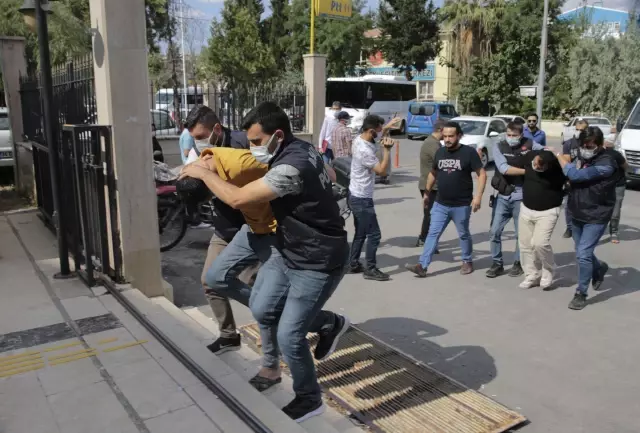 Son dakika haber: ŞANLIURFA - Polislere ateş açılmasıyla ilgili gözaltına alınan 3 zanlı tutuklandı Son dakika haber: ŞANLIURFA - Polislere ateş açılmasıyla ilgili gözaltına alınan 3 zanlı tutuklandı