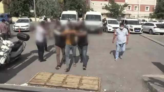 Son dakika haber: ŞANLIURFA - Polislere ateş açılmasıyla ilgili gözaltına alınan 3 zanlı tutuklandı Son dakika haber: ŞANLIURFA - Polislere ateş açılmasıyla ilgili gözaltına alınan 3 zanlı tutuklandı