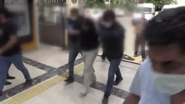 Son dakika haber: ŞANLIURFA - Polislere ateş açılmasıyla ilgili gözaltına alınan 3 zanlı tutuklandı Son dakika haber: ŞANLIURFA - Polislere ateş açılmasıyla ilgili gözaltına alınan 3 zanlı tutuklandı