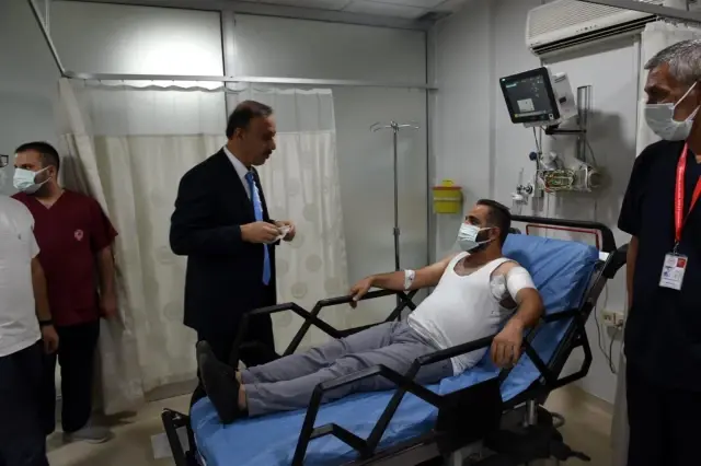 Şanlıurfa Valisi Erin yaralı polisleri ziyaret etti Şanlıurfa Valisi Erin yaralı polisleri ziyaret etti