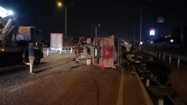 Sebze yüklü kamyon kamyonete çarptı: 5 yaralı Sebze yüklü kamyon kamyonete çarptı: 5 yaralı