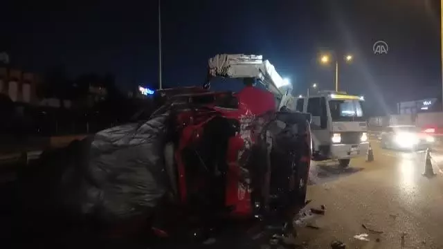 Sebze yüklü kamyon kamyonete çarptı: 5 yaralı Sebze yüklü kamyon kamyonete çarptı: 5 yaralı