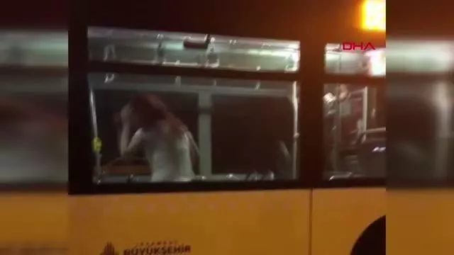 SEFAKÖY METROBÜS DURAĞINDA HAREKETLİ DAKİKALAR SEFAKÖY METROBÜS DURAĞINDA HAREKETLİ DAKİKALAR