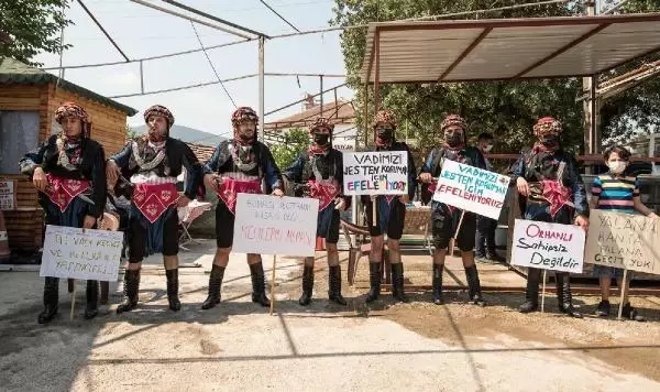 SEFERİHİSAR'DA KÖYLÜLERDEN JES EYLEMİ SEFERİHİSAR'DA KÖYLÜLERDEN JES EYLEMİ