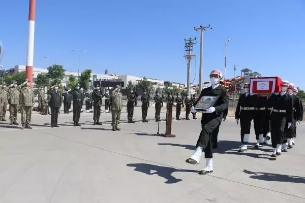 Son dakika haberleri: MARDİN ŞEHİT ASKERİN CENAZESİ MEMLEKETİNE UĞURLANDI Son dakika haberleri: MARDİN ŞEHİT ASKERİN CENAZESİ MEMLEKETİNE UĞURLANDI