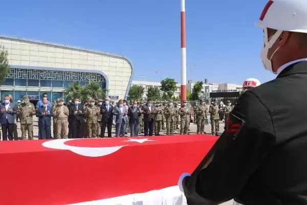 Son dakika haberleri: MARDİN ŞEHİT ASKERİN CENAZESİ MEMLEKETİNE UĞURLANDI Son dakika haberleri: MARDİN ŞEHİT ASKERİN CENAZESİ MEMLEKETİNE UĞURLANDI