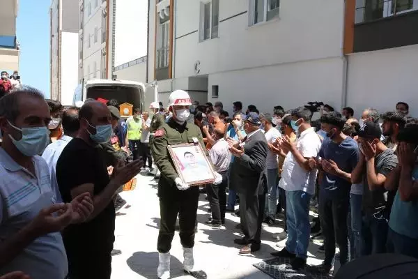 Mardin'de silah kazası sonucu şehit olan asker son yolculuğuna uğurlandı Mardin'de silah kazası sonucu şehit olan asker son yolculuğuna uğurlandı