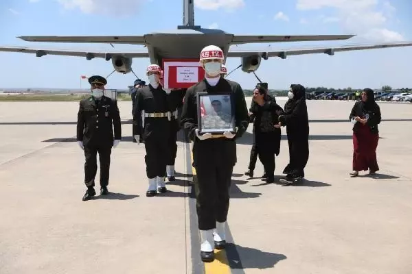 Mardin'de silah kazası sonucu şehit olan asker son yolculuğuna uğurlandı Mardin'de silah kazası sonucu şehit olan asker son yolculuğuna uğurlandı