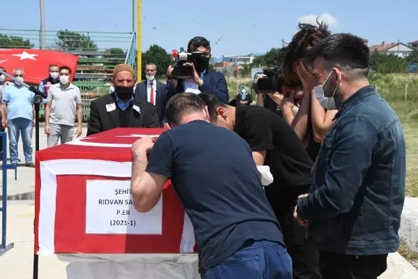 Mardin'de silah kazası sonucu şehit olan asker son yolculuğuna uğurlandı Mardin'de silah kazası sonucu şehit olan asker son yolculuğuna uğurlandı