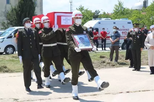 Mardin'de silah kazası sonucu şehit olan asker son yolculuğuna uğurlandı Mardin'de silah kazası sonucu şehit olan asker son yolculuğuna uğurlandı