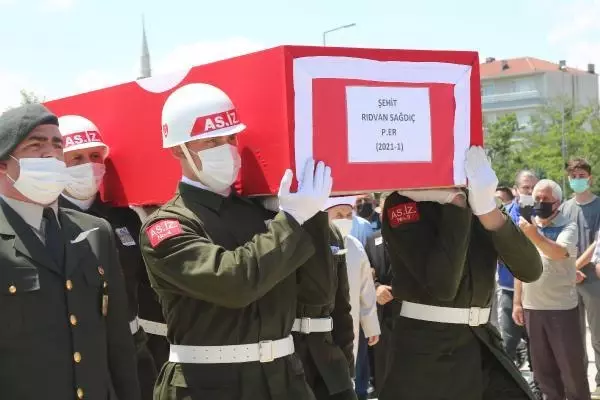 Mardin'de silah kazası sonucu şehit olan asker son yolculuğuna uğurlandı Mardin'de silah kazası sonucu şehit olan asker son yolculuğuna uğurlandı