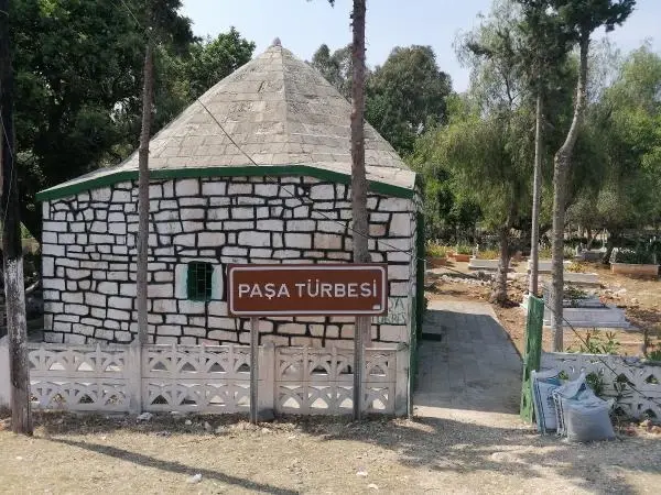 SELÇUKLU KOMUTANININ TÜRBESİNİN DE BULUNDUĞU MEZARLIK PERİŞAN SELÇUKLU KOMUTANININ TÜRBESİNİN DE BULUNDUĞU MEZARLIK PERİŞAN