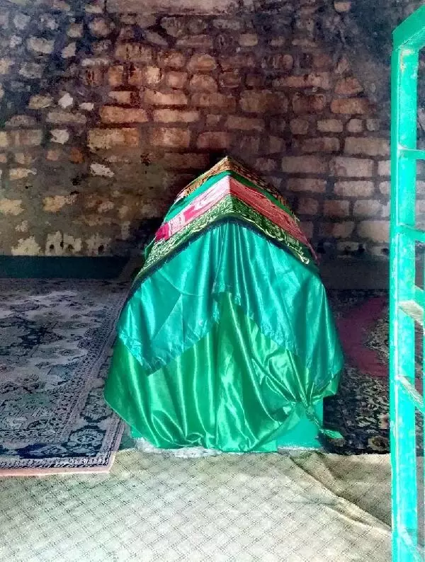 SELÇUKLU KOMUTANININ TÜRBESİNİN DE BULUNDUĞU MEZARLIK PERİŞAN SELÇUKLU KOMUTANININ TÜRBESİNİN DE BULUNDUĞU MEZARLIK PERİŞAN