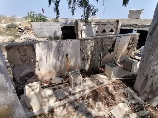 SELÇUKLU KOMUTANININ TÜRBESİNİN DE BULUNDUĞU MEZARLIK PERİŞAN SELÇUKLU KOMUTANININ TÜRBESİNİN DE BULUNDUĞU MEZARLIK PERİŞAN