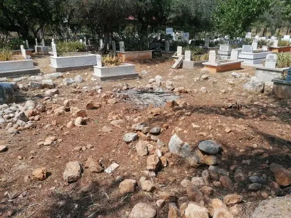 SELÇUKLU KOMUTANININ TÜRBESİNİN DE BULUNDUĞU MEZARLIK PERİŞAN SELÇUKLU KOMUTANININ TÜRBESİNİN DE BULUNDUĞU MEZARLIK PERİŞAN
