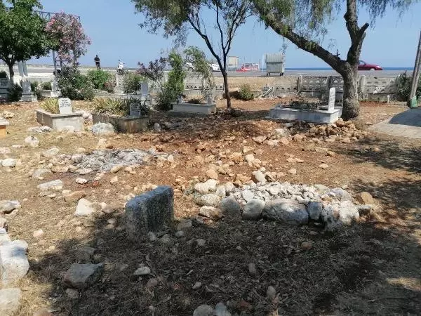 SELÇUKLU KOMUTANININ TÜRBESİNİN DE BULUNDUĞU MEZARLIK PERİŞAN SELÇUKLU KOMUTANININ TÜRBESİNİN DE BULUNDUĞU MEZARLIK PERİŞAN