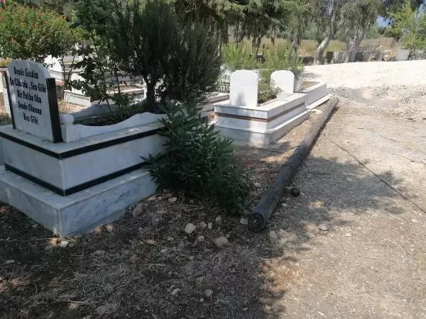 SELÇUKLU KOMUTANININ TÜRBESİNİN DE BULUNDUĞU MEZARLIK PERİŞAN SELÇUKLU KOMUTANININ TÜRBESİNİN DE BULUNDUĞU MEZARLIK PERİŞAN