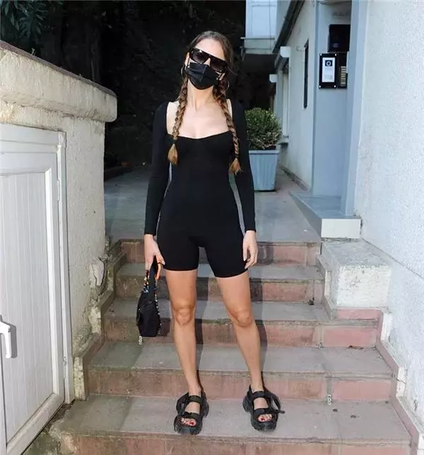 Serenay Sarıkaya sütyensiz görüntülendi Serenay Sarıkaya sütyensiz görüntülendi