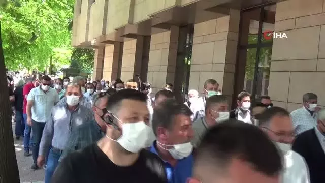 Servisçilerden Büyükşehir Belediyesi önüne siyah çelenk Servisçilerden Büyükşehir Belediyesi önüne siyah çelenk