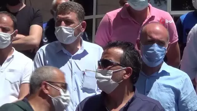 Servisçilerden Büyükşehir Belediyesi önüne siyah çelenk Servisçilerden Büyükşehir Belediyesi önüne siyah çelenk