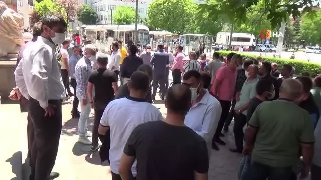 Servisçilerden Büyükşehir Belediyesi önüne siyah çelenk Servisçilerden Büyükşehir Belediyesi önüne siyah çelenk