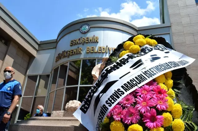 Servisçilerden Eskişehir Büyükşehir Belediyesinin önüne siyah çelenk Servisçilerden Eskişehir Büyükşehir Belediyesinin önüne siyah çelenk