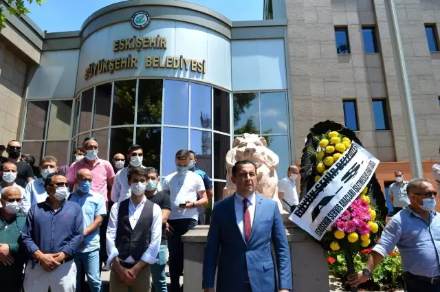 Servisçilerden Eskişehir Büyükşehir Belediyesinin önüne siyah çelenk Servisçilerden Eskişehir Büyükşehir Belediyesinin önüne siyah çelenk