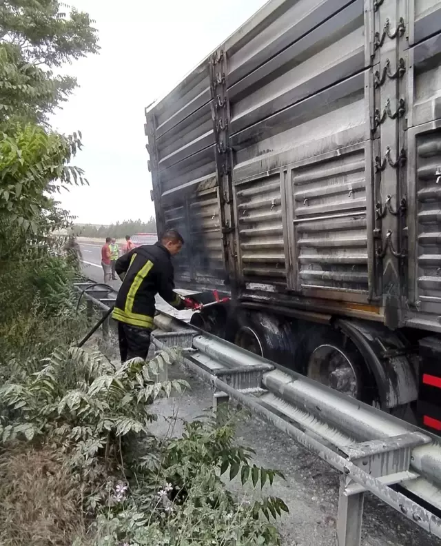 Seyir halindeki tırın lastiği patladı ve alev aldı Seyir halindeki tırın lastiği patladı ve alev aldı