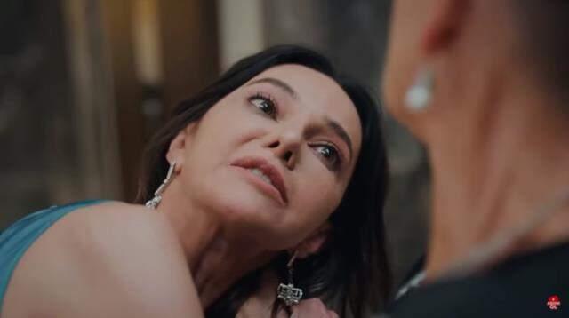 Sezon finali yapan Camdaki Kız'da gizemli adam! En zor anında Nalan'ın yardımına koştu Sezon finali yapan Camdaki Kız'da gizemli adam! En zor anında Nalan'ın yardımına koştu