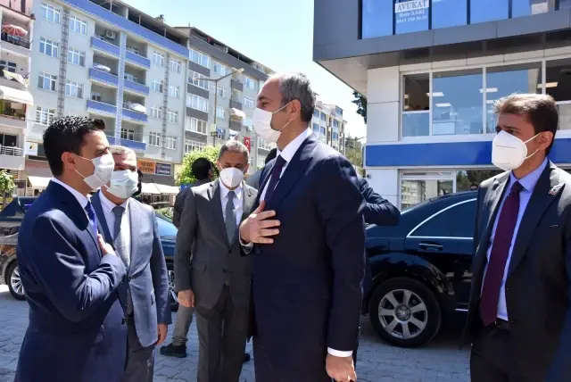 Sezonun ilk kirazları Bakan Gül'e ikram edildi Sezonun ilk kirazları Bakan Gül'e ikram edildi