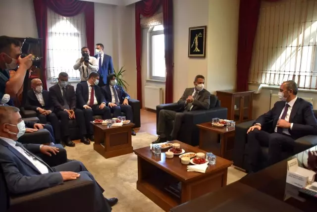 Sezonun ilk kirazları Bakan Gül'e ikram edildi Sezonun ilk kirazları Bakan Gül'e ikram edildi