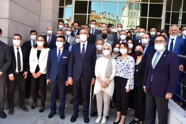 Sezonun ilk kirazları Bakan Gül'e ikram edildi Sezonun ilk kirazları Bakan Gül'e ikram edildi