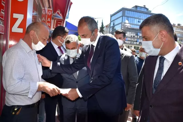 Sezonun ilk kirazları Bakan Gül'e ikram edildi Sezonun ilk kirazları Bakan Gül'e ikram edildi