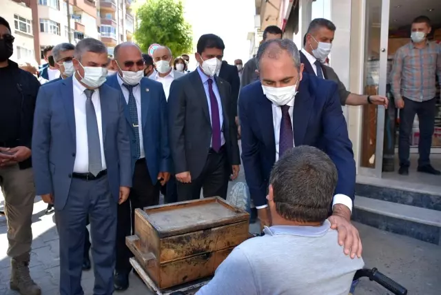 Sezonun ilk kirazları Bakan Gül'e ikram edildi Sezonun ilk kirazları Bakan Gül'e ikram edildi