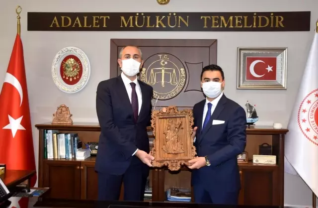 Sezonun ilk kirazları Bakan Gül'e ikram edildi Sezonun ilk kirazları Bakan Gül'e ikram edildi