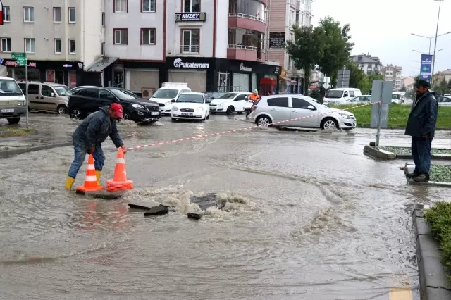 Şiddetli yağmur caddeleri suyla doldurdu Şiddetli yağmur caddeleri suyla doldurdu