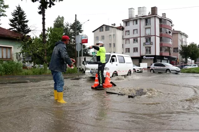 Şiddetli yağmur caddeleri suyla doldurdu Şiddetli yağmur caddeleri suyla doldurdu
