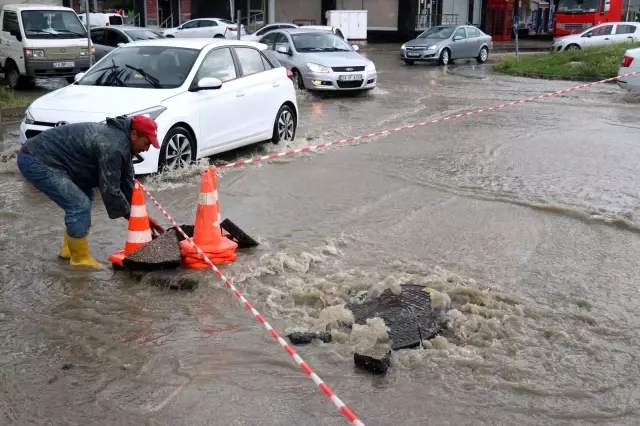 Şiddetli yağmur caddeleri suyla doldurdu Şiddetli yağmur caddeleri suyla doldurdu