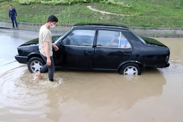 Şiddetli yağmur caddeleri suyla doldurdu Şiddetli yağmur caddeleri suyla doldurdu