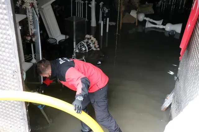 Şiddetli yağmur caddeleri suyla doldurdu Şiddetli yağmur caddeleri suyla doldurdu