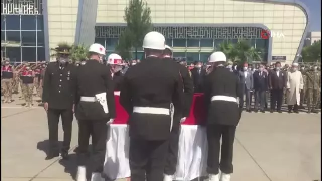 Son dakika haber! Silah kazasında şehit olan piyade er için Mardin'de tören düzenlendi Son dakika haber! Silah kazasında şehit olan piyade er için Mardin'de tören düzenlendi