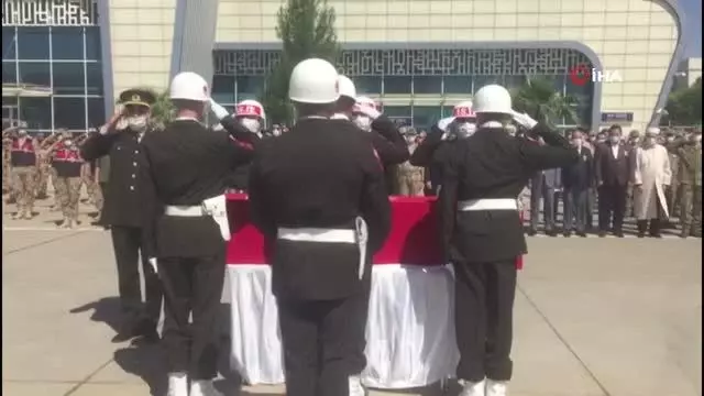 Son dakika haber! Silah kazasında şehit olan piyade er için Mardin'de tören düzenlendi Son dakika haber! Silah kazasında şehit olan piyade er için Mardin'de tören düzenlendi