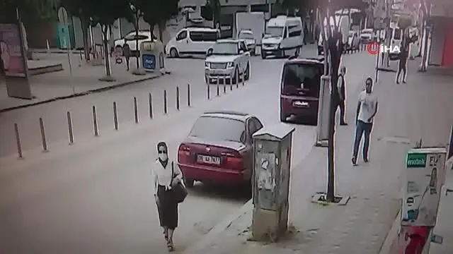 Sinirini çıkarmak için tekme atarak telefon panosunu böyle devirdi Sinirini çıkarmak için tekme atarak telefon panosunu böyle devirdi