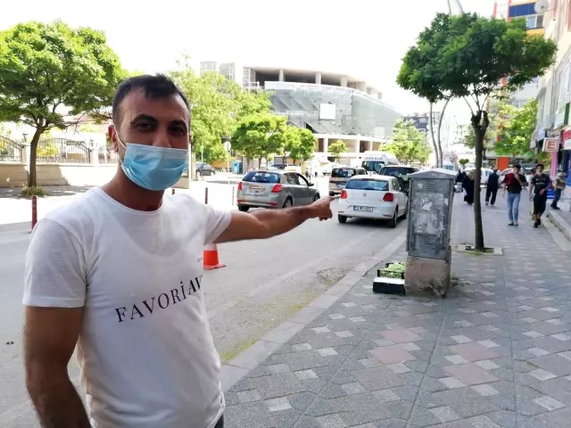 Sinirini çıkarmak için tekme atarak telefon panosunu böyle devirdi Sinirini çıkarmak için tekme atarak telefon panosunu böyle devirdi