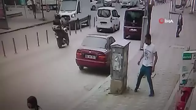 Sinirini çıkarmak için tekme atarak telefon panosunu böyle devirdi Sinirini çıkarmak için tekme atarak telefon panosunu böyle devirdi