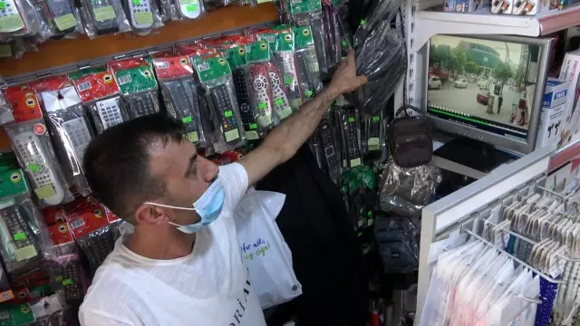 Sinirini çıkarmak için tekme atarak telefon panosunu böyle devirdi Sinirini çıkarmak için tekme atarak telefon panosunu böyle devirdi