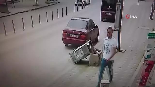 Sinirini çıkarmak için tekme atarak telefon panosunu böyle devirdi Sinirini çıkarmak için tekme atarak telefon panosunu böyle devirdi