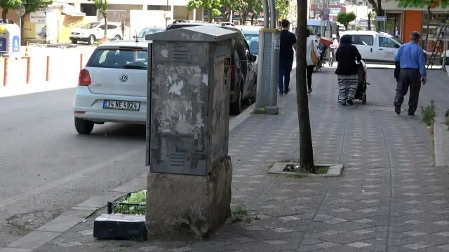 Sinirini çıkarmak için tekme atarak telefon panosunu böyle devirdi Sinirini çıkarmak için tekme atarak telefon panosunu böyle devirdi