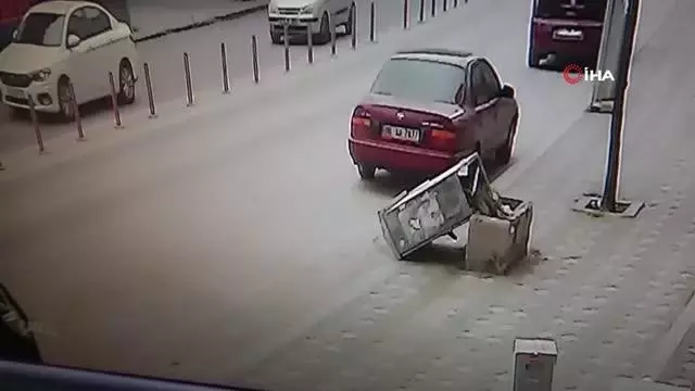 Sinirini çıkarmak için tekme atarak telefon panosunu böyle devirdi Sinirini çıkarmak için tekme atarak telefon panosunu böyle devirdi